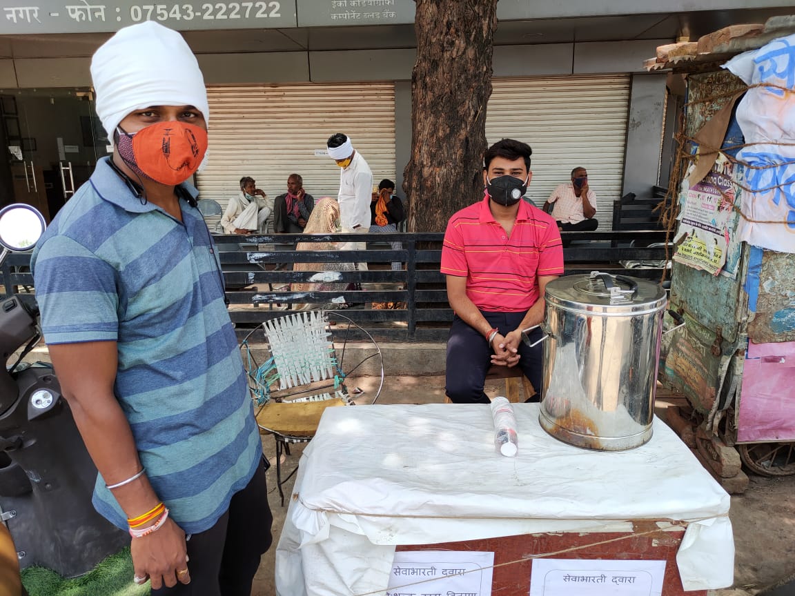 ramsanjeevboha2's tweet image. जिला अशोकनगर महाविद्यालय विद्यार्थियों द्वारा काड़ा वितरित किया एवं विद्यार्थियों द्वारा नगर में विभिन्न बस्तियों को सेनेटाइज सेवा कार्य किया गया।