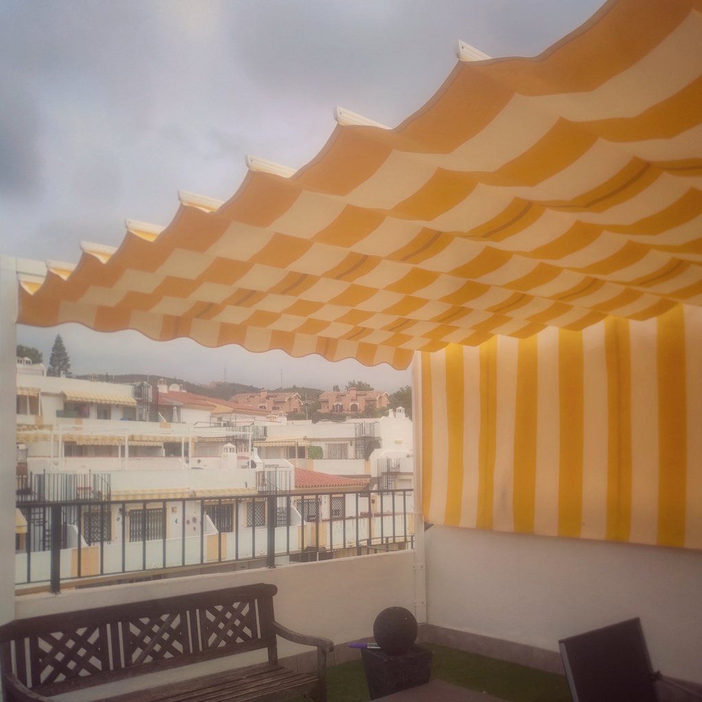 Trabajos @luzycolormalaga : Terraza lista para disfrutar del #verano .
#málaga #andalucía #costadelsol  #toldos #awning #awnings #toldo #proteccionsolar #sunprotection #sunblock #hogar #decoracion #deco #sol #sun #calor #diseño #design #summer #summertime #terraza #sombra #fresh
