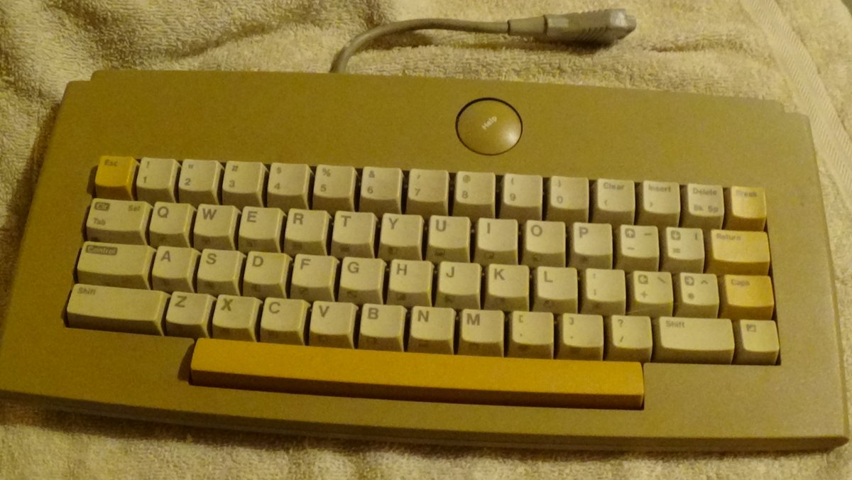 billysastard1's tweet photo. #DailyAtari the end of the atari 8 bit line came a 2nd try to sell it as a games console, after the failure of the 5200 the xegs as it was known sold acceptably with some liking its detachable keyboard. sadly my keyboard has yellowed badly even in its box (especialy spacebar) :( https://t.co/l57NbVjlt2