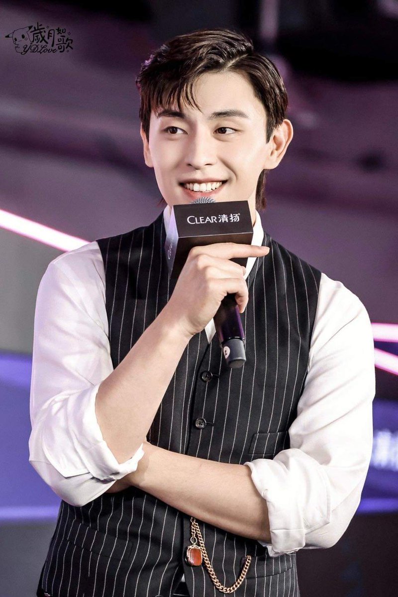 Ameeramy6gmail1's tweet photo. Though looks tired Denglun smile do sweet.. CLEAR live events #clearshampoo #Denglun #邓伦 https://t.co/TcRYSp6Ifi