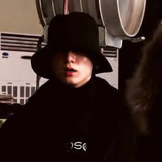 ohnojungkook's tweet photo. A thread of bucket hat Jungkook to take all your sleep away https://t.co/h9pr39NyMd
