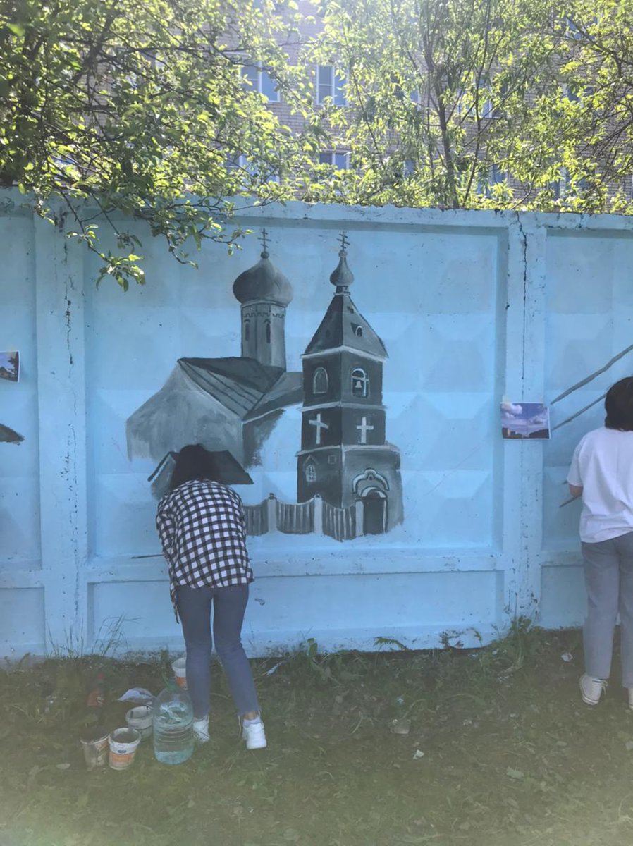 Rodniki_ER's tweet photo. @Rodniki_ER  провели акцию"Сделаем наш город ярче" и "С любовью к городу". Более 35 ребят из худ.отд-я ДШИ и стационарного отделения реабилитации раскрасили забор при въезде в город, где изобразили достопримечательности нашего замечательного города.Спасибо всем! #EP37 https://t.co/8kd5RRpfds