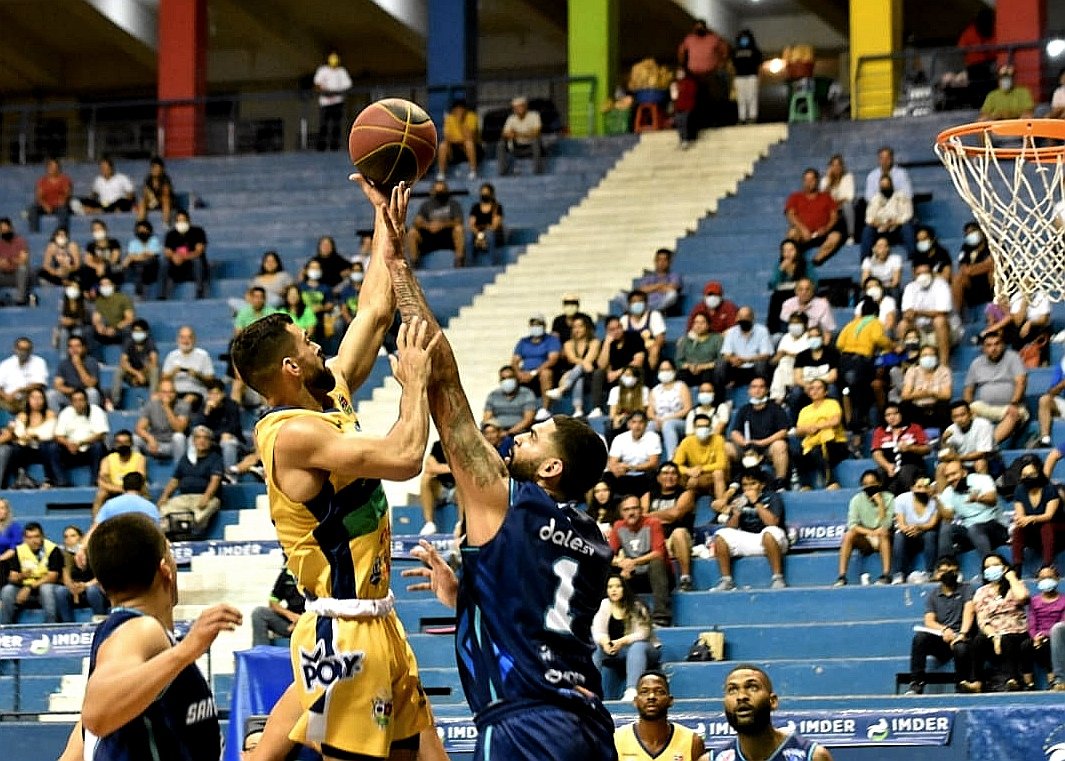 <a href="/SantaTeclaBC/">Santa Tecla BC</a> pegó el segundo golpe de las finales derrotando 86 por 80 a <a href="/SanSalvador_BC/">San Salvador BC</a> y ponerse más cerca del título de la Liga Mayor de Baloncesto. Foto <a href="/Chepetiso/">Orestes Membreño</a>
