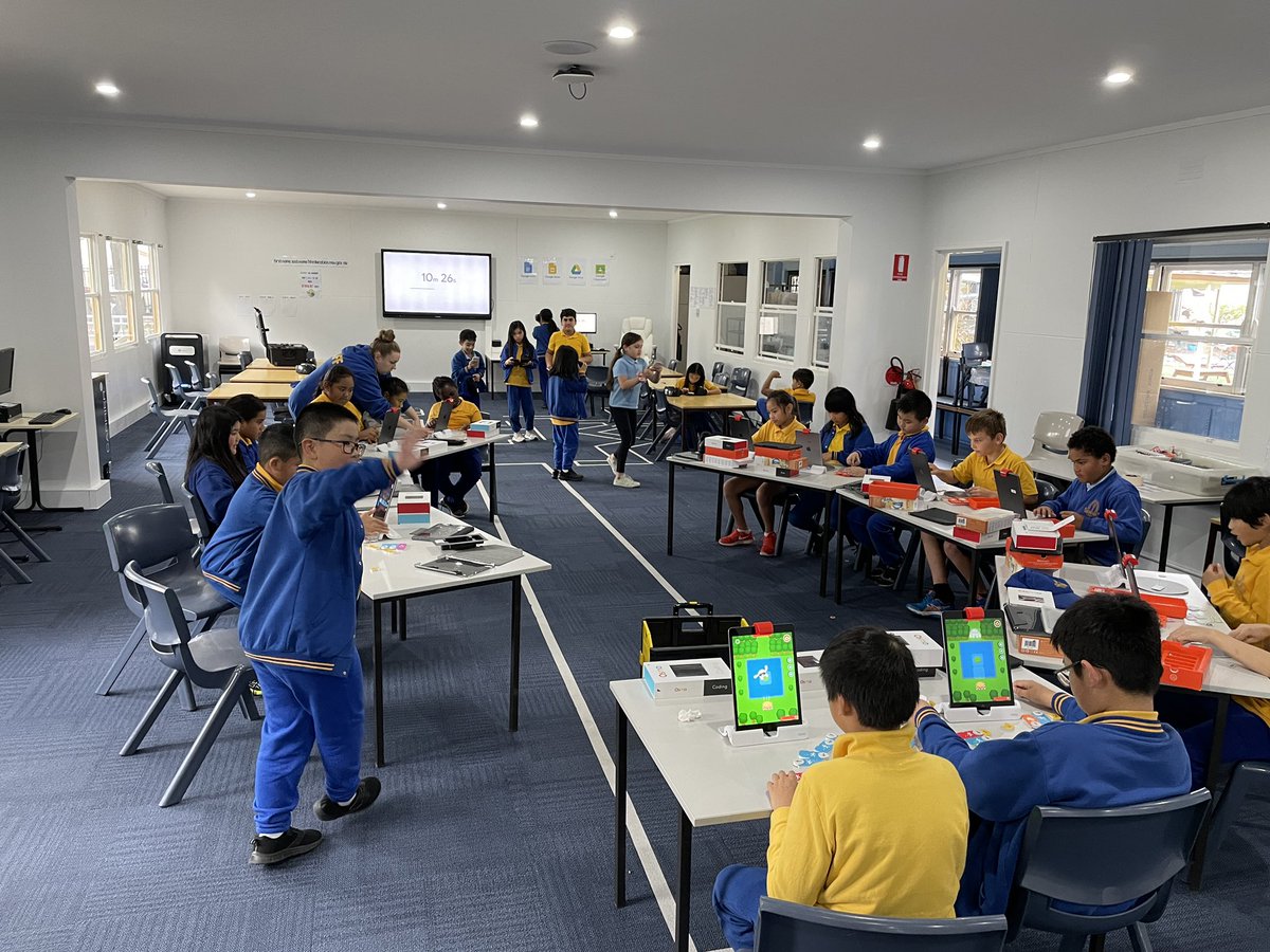 Stage 2 independently exploring virtual reality and coding. <a href="/CanleyHeightsPS/">Canley Heights PS</a>