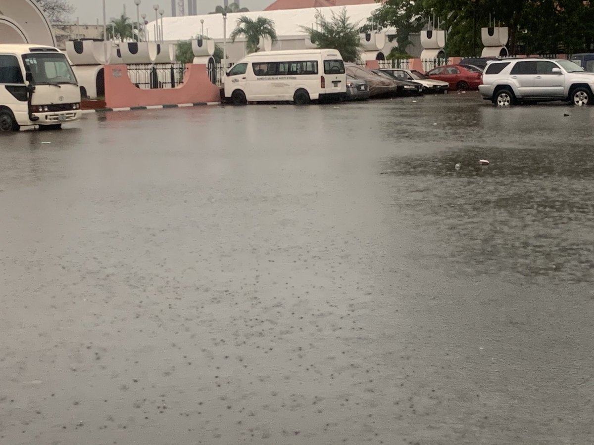 lollypeezle's tweet photo. Sleeping in the car while it’s raining because I got to work early. Didn’t even know everywhere is flooded already just because of this small heavy rain 😝. Aye Lagos Island ti baje. River Nile pro max https://t.co/MkT5feN5T1
