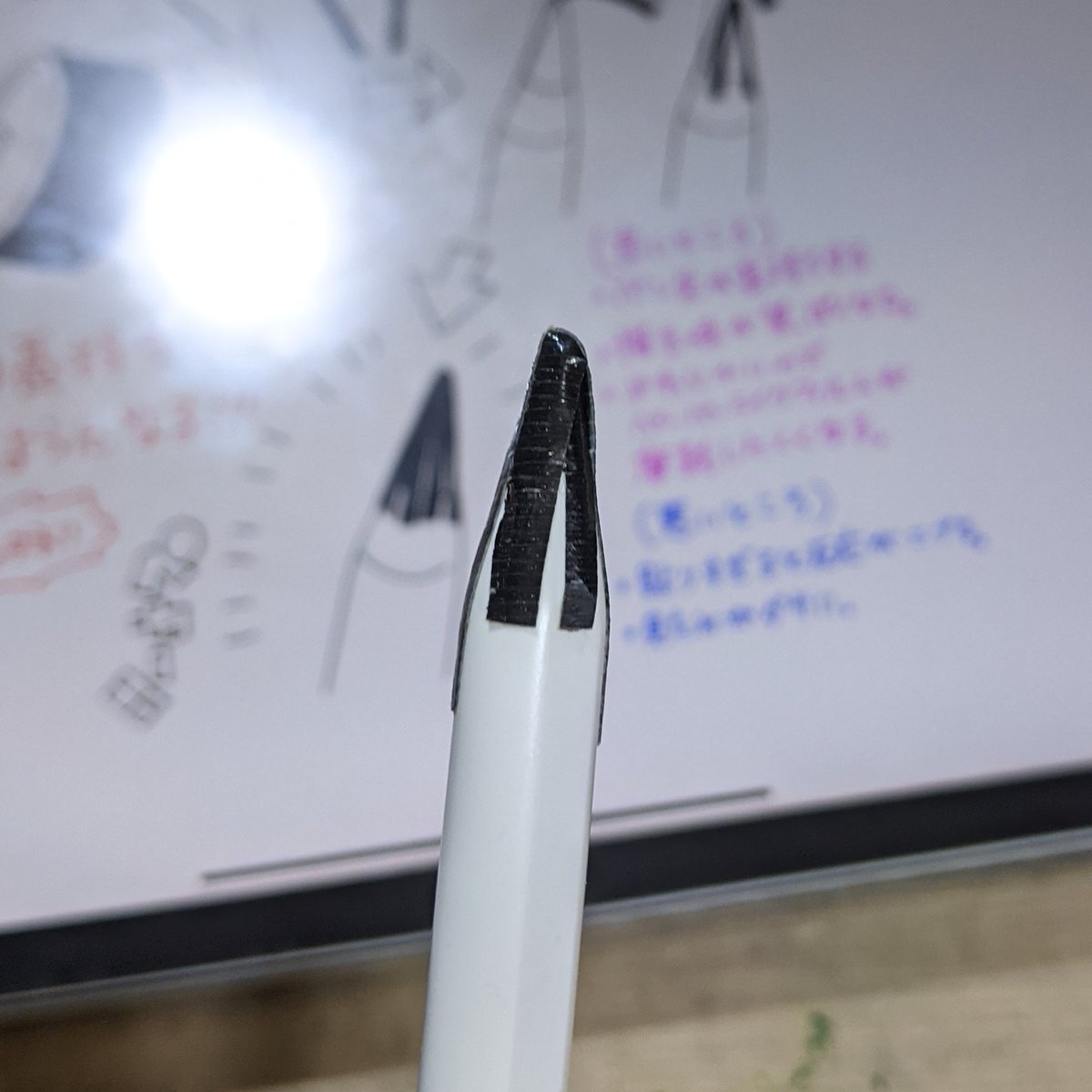 地味に高いApple Pencilチップを長持ちさせる方法。

シリコンカバーとか紙を貼ったりとかしたけど、結局布テープが一番良かった。安いし、貼りやすいし、穴が開いてもすぐにリカバーできる。この方法にしてからペン先がほとんど摩耗しなくなった。見栄えは…悪い。 