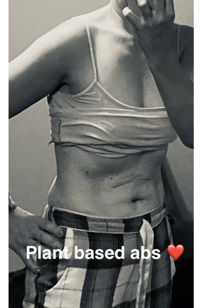 Ignore that I am working out in PJs (home gym & simple abs session so it’s fine). 

This post is to show that if you stick with the programme it works. Low calorie, high protein, vegan. Plant based abs making an appearance.😊

#fitvegan #plantbasedmuscles #livinlifeontheveg 🌱