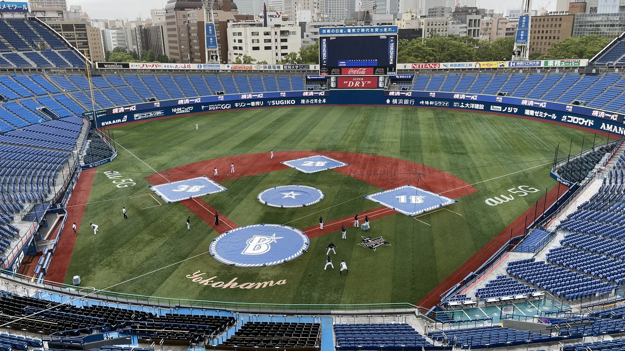 いつでも みんなのプロ野球 ニッポン放送 ショウアップナイター 公式 横浜スタジアム 時折強めの雨も降りますが 定刻通り開門しました Baystars Chibalotte みんなの野球記者 ハマスタ 開門 T Co Z0wqugfiys Twitter