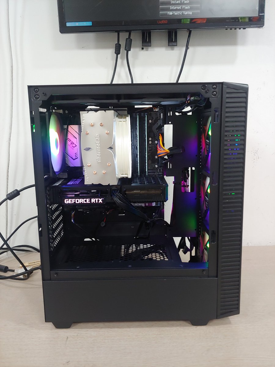 PlaymallPC's tweet photo. 이창* 님께서 구매해주신 PC입니다. 3700X/RTX3060/메모리32g/SSD1TB/HDD1TB 등으로 구성되어있으며 작업 및 FHD사양에서 중,고사양 게이밍용도로 적합한 사양의 PC입니다. https://t.co/ziRm3JAGE3
