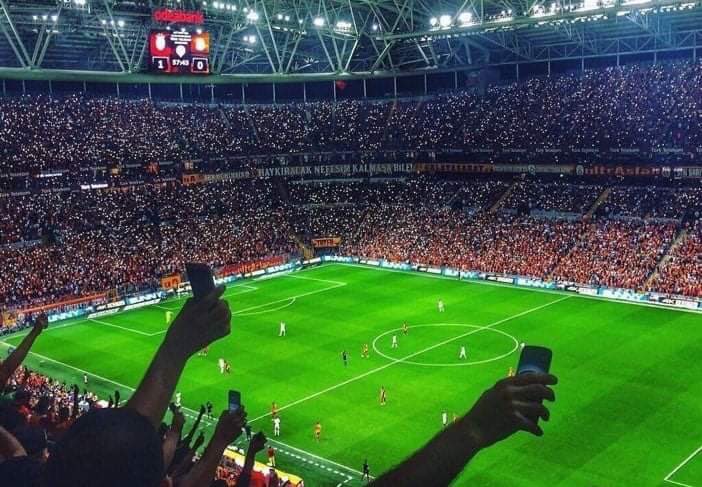 Gltsry_Aslolan's tweet photo. Kendimizden Geçtik Sevmekten Vazgeçmedik...

Günaydın #Galatasaray Ailesi 💛❤️ https://t.co/HjY4njUUO5