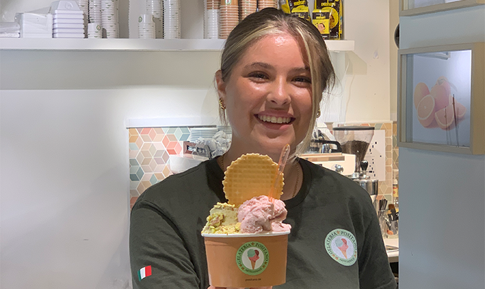 avenyn_gbg's tweet photo. MÅNADENS AVENYPROFIL - MAJ
Idag äter vi alla glass när solen skiner. Träffa Alexandra som är butikschef på Gelateria Positano på Avenyn!
Vill du veta mer om italiensk gelato, och vilken som är sommarens bästa smak?
#månadensavenyprofil #avenyn 
https://t.co/05w9YicVa7 https://t.co/W8Uskz3ROw
