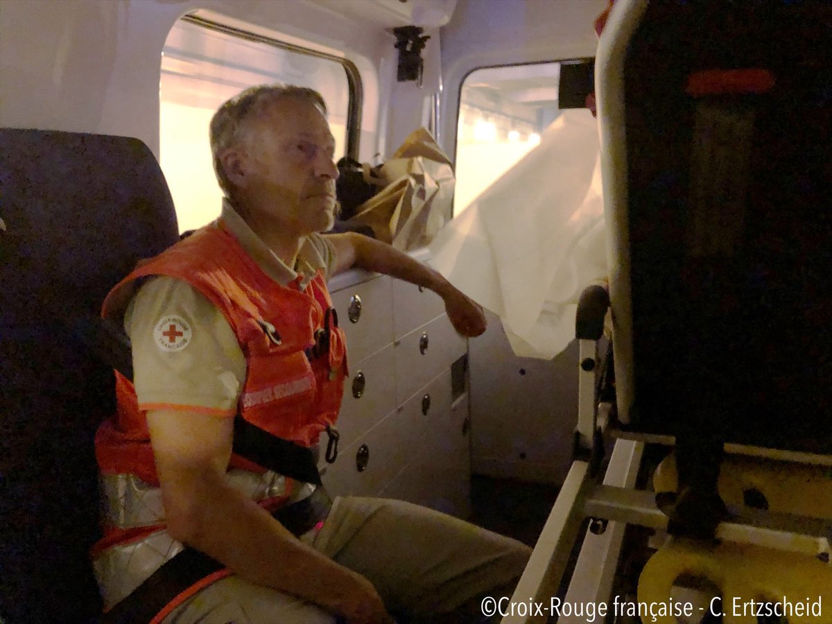 CRF_Fontenay's tweet photo. #Regard : n.m. Celui que l’on pose sur vous pour faire le 1er bilan ; celui que l’on pose sur vous dans le huis clos d’une #ambulance, ce regard qui accueille vos mots ou votre silence et vous accompagne. NDLR : Photo prise avt la crise sanitaire #PromptSecours #urgence #humanite https://t.co/1ysA5eCb55