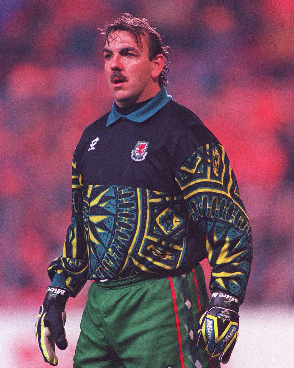 Art_of_Football's tweet photo. The Neville Southall era in Welsh football shirt history is undefeated. 🏴󠁧󠁢󠁷󠁬󠁳󠁿 https://t.co/XgFDenTplb