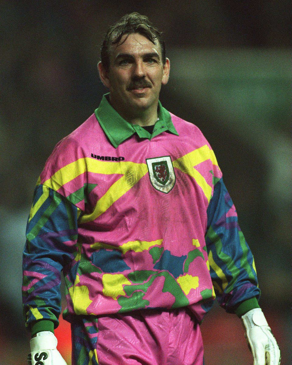 Art_of_Football's tweet photo. The Neville Southall era in Welsh football shirt history is undefeated. 🏴󠁧󠁢󠁷󠁬󠁳󠁿 https://t.co/XgFDenTplb