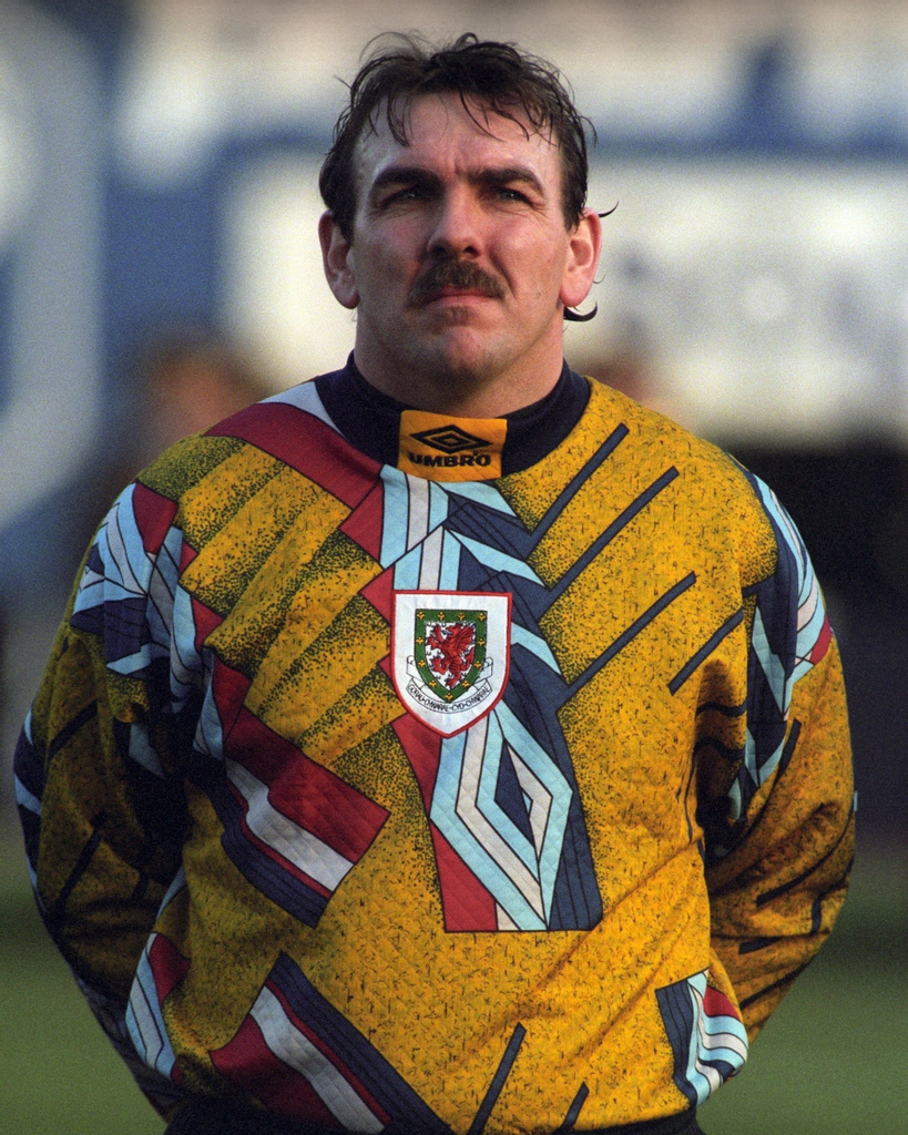 Art_of_Football's tweet photo. The Neville Southall era in Welsh football shirt history is undefeated. 🏴󠁧󠁢󠁷󠁬󠁳󠁿 https://t.co/XgFDenTplb