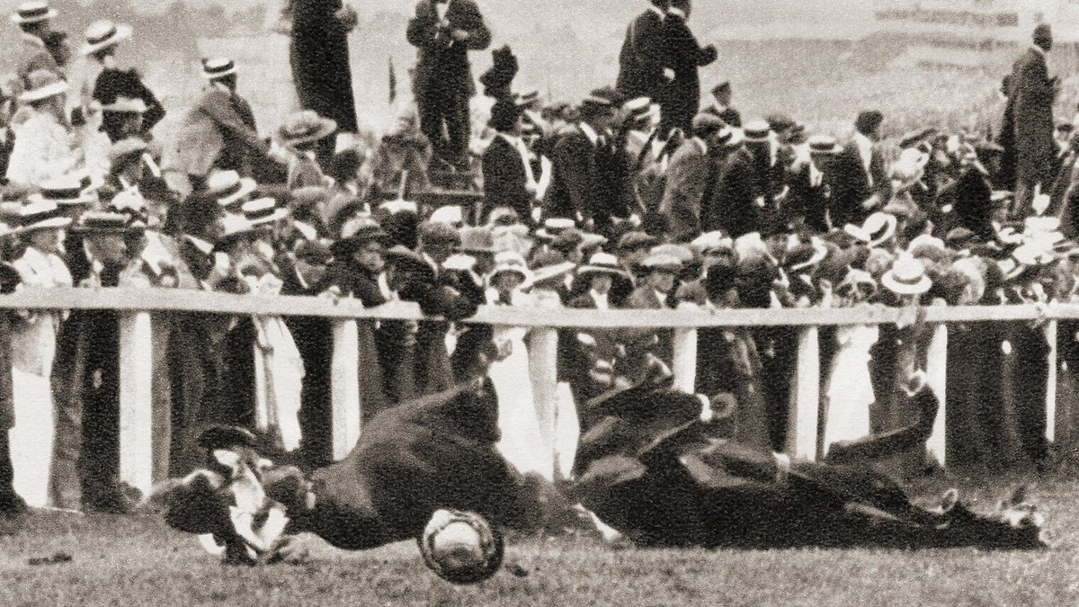 #OnThisDay, 4 Jun 1913, suffragette Emily Davison steps in front of the King's horse at the Epson Derby: she dies 4 days later.
#FearlessFriday #FlashbackFriday #VotesForWomen #WomenInHistory
Newsreel: buff.ly/3oOjbOu