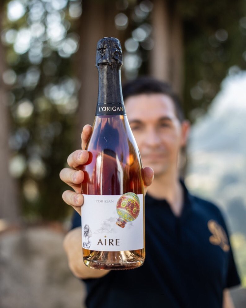 vilaviniteca's tweet photo. Aire Rosé Brut Nature 2015 es un ensamblaje de 96% pinot noir y un 4% xarel·lo. La pinot noir proviene de viñas de 18 años y la xarel·lo de un viejo viñedo de 50 años. Estará con Carlos Martínez, propietario de L’Origan, en el Festival Orígenes #vinodeldía https://t.co/HkFnTsDRvS https://t.co/r05Js0aFA2