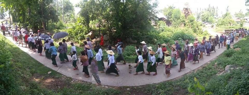 Chanapai247's tweet photo. We never stop our voices until we get Democracy ❗
Residents and students marching in Mya Taung village, #HteeChaing Tsp against Genocidal Junta &amp; its slavery education
#June4Coup 
#WhatsHappeningInMyanmar 
#LessTalkMoreActionsASEAN https://t.co/D7SpdkKlLY
