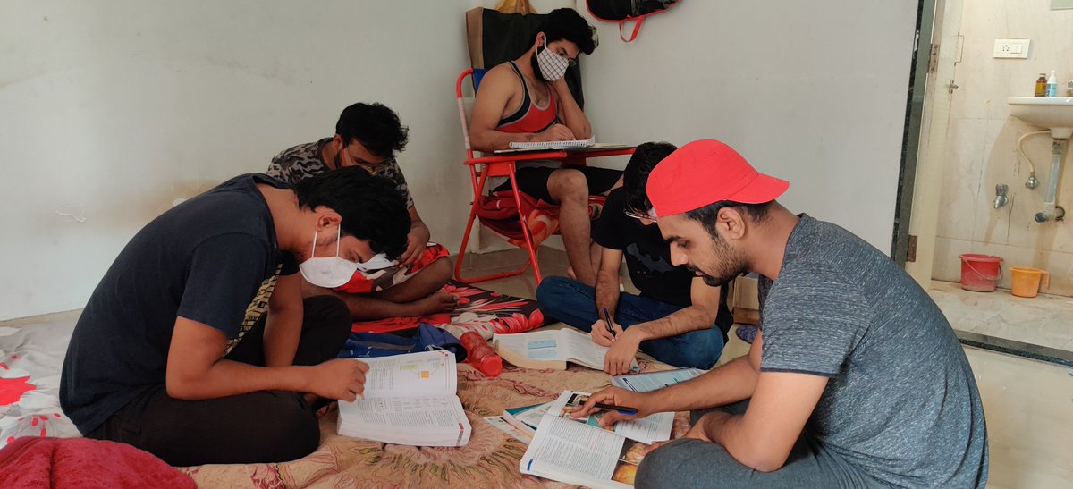 MuhsOnline's tweet image. या फोटोमध्ये खुर्चीवर बसलेला मुलगा हा #covid +ve असून त्याला mild feverआणि खोकला आहे.Library बंद असल्यामुळे सगळ्यांना रूम वर बसावे लागत आहे.Continue मास्क घातल्यामुळे विद्यार्थ्यांची गुदमरून घुसमट होत आहे.
जर complicationवाढून जर यांच्या जीवाचे बरेवाईट झाले तर जबाबदार कोण?
#muhs