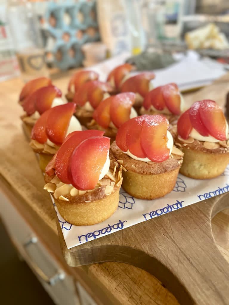 papadeli's tweet image. Loving these plum and raspberry frangipanes!

#frangipane #cakery #goodcake