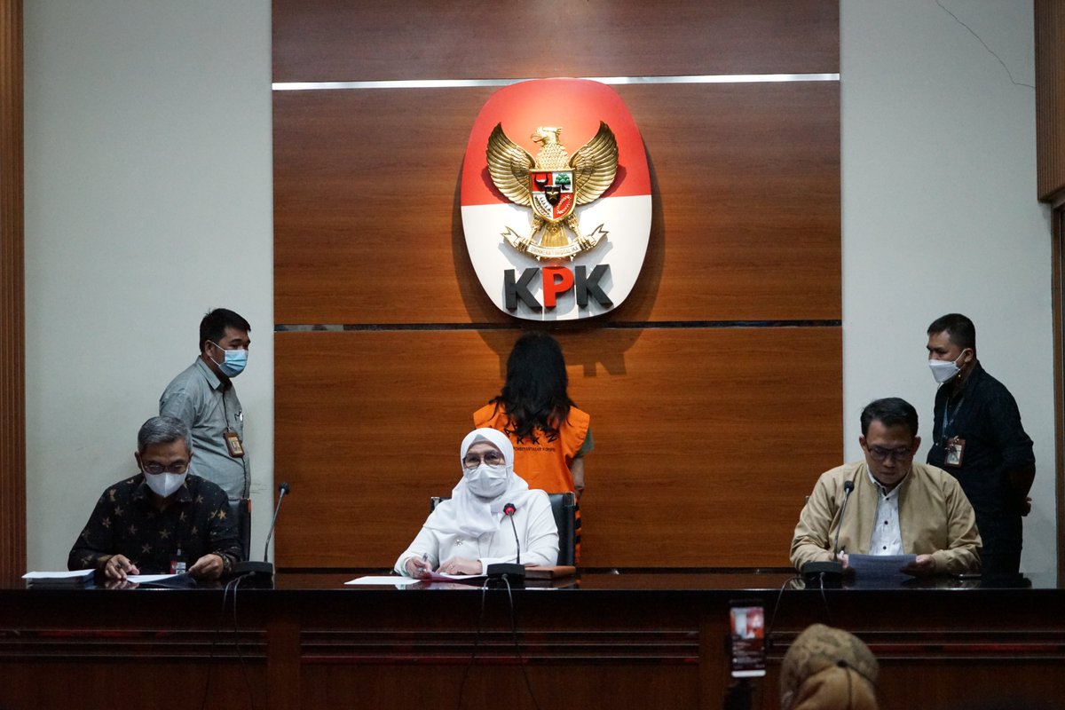 [SIARAN PERS] KPK melakukan penahanan terhadap Tersangka AR (Wakil direktur PT Adonara Propertindo) atas dugaan korupsi pengadaan tanah di Munjul, DKI Jakarta Tahun Anggaran 2019. 2 Juni 2021. (1/4)