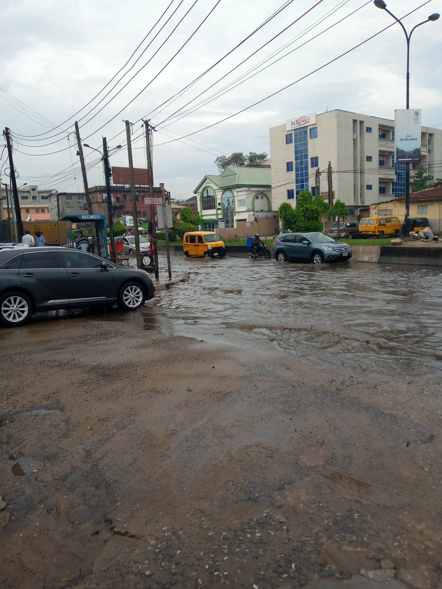 SodiqTade's tweet photo. Frame 1: Road in Oyo State few hours after heavy rain.

Frame 2: Road in Lagos State after 30 minutes rain.

Note: Lagos has aligned with the center for more than 6 years now. https://t.co/jOsfEbUwEx