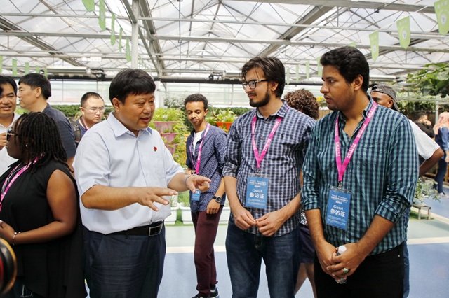 iShandong's tweet photo. The Lanling National Agricultural Park in Lanling county, #Shandong province, is the first national-level agricultural park in China. As hard as it is to imagine, just 20 years ago, things looked totally different. #ShandongDevelopment https://t.co/OKdQFiPHYs https://t.co/Cn0xRbi7Ua