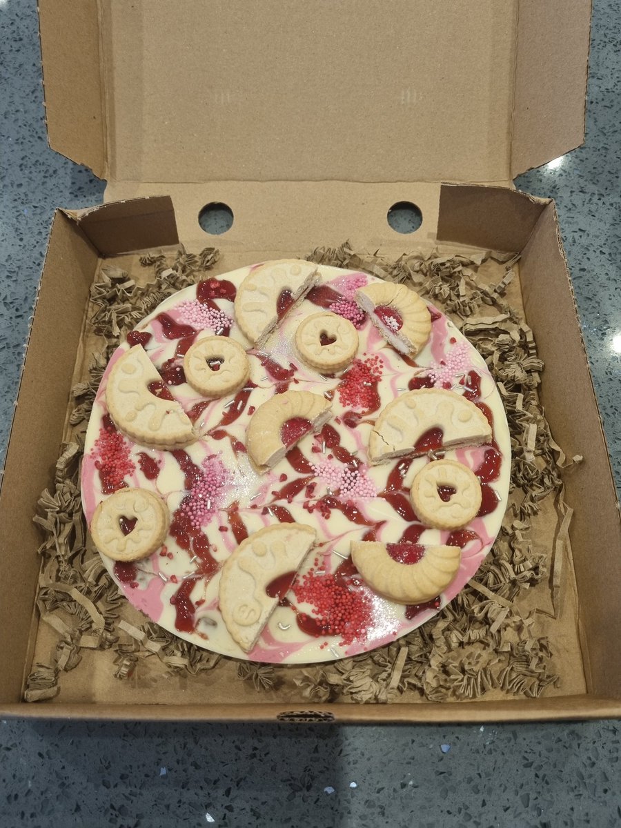 Andy_Dunbar's tweet photo. When you have been good all day &amp; then the wife comes home with a #whitechocolate #JamFabSlab that she won via https://t.co/VAUSvBHFEU #NoProtein #NotTheWeekend #Whatevs https://t.co/EYhqBRgIgb