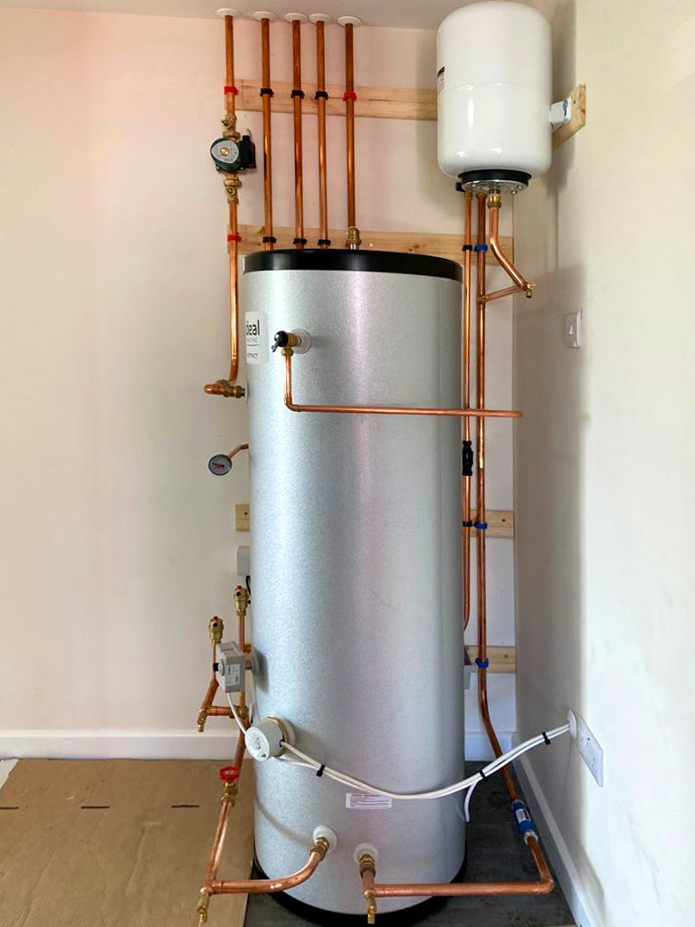 🔧 RECENT CYLINDER UPGRADE 🔧 With secondary return pump fitted for a client who was experiencing poor hot water. We attended and surveyed the property, with full installation in under a week... one very satisfied customer! 😊❤️
