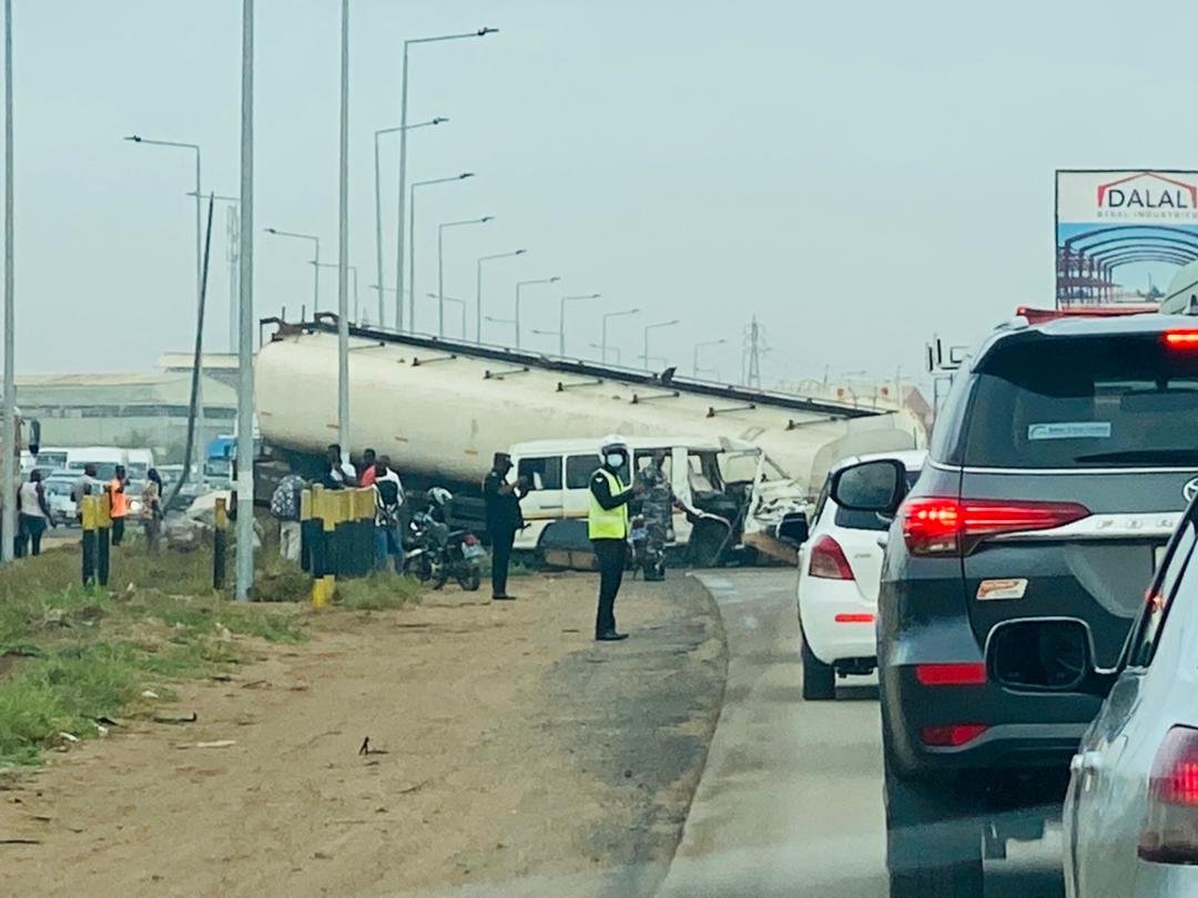Joy997FM's tweet photo. Accident on the Tema Motorway this morning. #JoySMS https://t.co/HWmNuLooc9