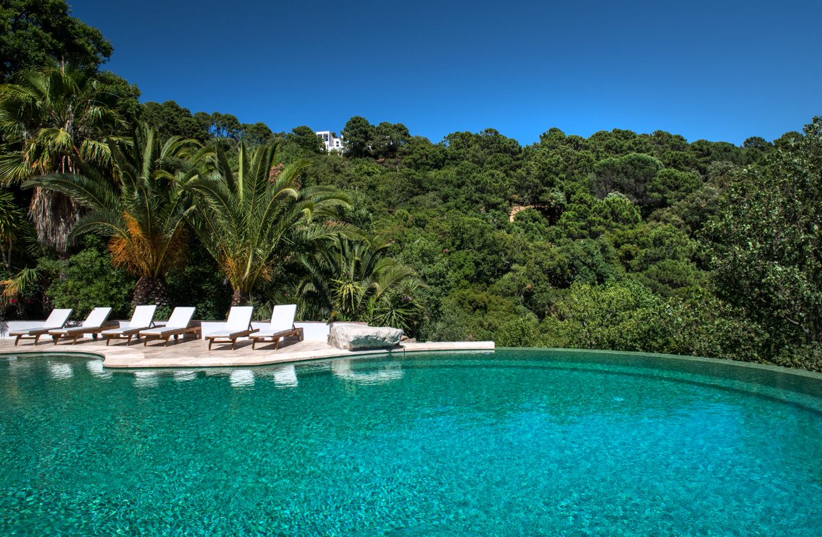 FUSIÓN VERDE 🌿 Una #piscina que se funde con la vegetación <a href="/FincaAvedin/">Finca Avedin</a>

Revestimiento: #mosaico Niebla 118 #Hisbalit
📸 #wearewonderhatch

#piscinaverde #pool #piscinas #exteriordesign #mosaico #piscinanatural #piscinasbonitas #pooldesign