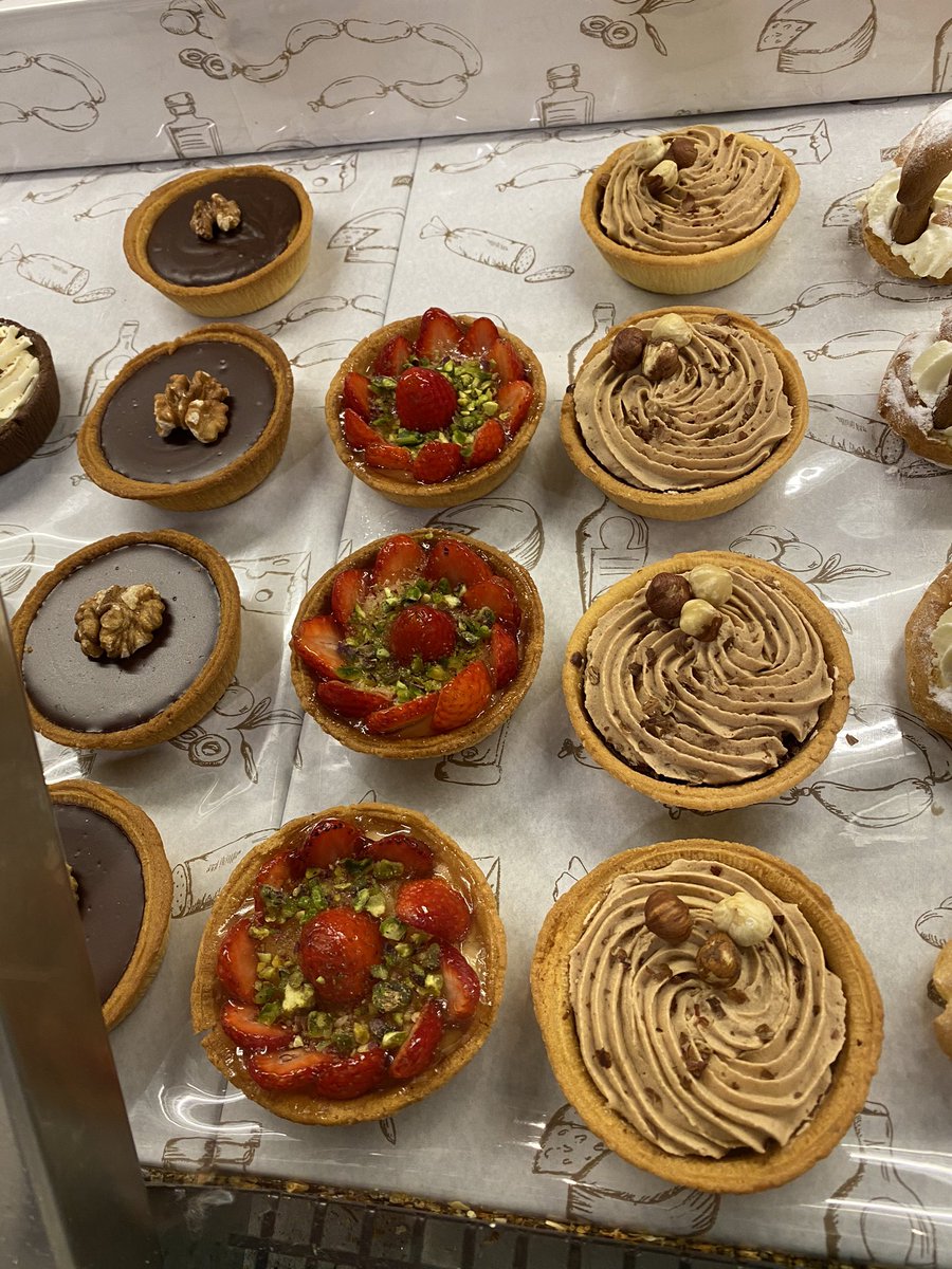 AmandaJK_'s tweet photo. So many delicious sweets to choose from!!!😁
I brought crème brûlée and the lemon meringue 😉
📷by me
#delicious #FrenchSweets #marketgoodness #desserts https://t.co/S9hRz7vL2y