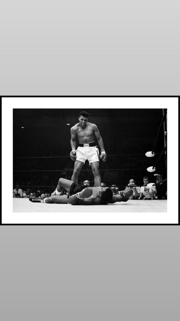 Toplam 3 kez dünya şampiyonu olan tek boksör ünvanı ile aramızdan ayrıldı. İyi ki vardın Ali, insanlığa kardeşliği aşıladın. Ruhun şad olsun.
"Kelebek gibi uçar arı gibi sokarım. "
Float like a butterfly, sting like a bee. #MuhammedAli