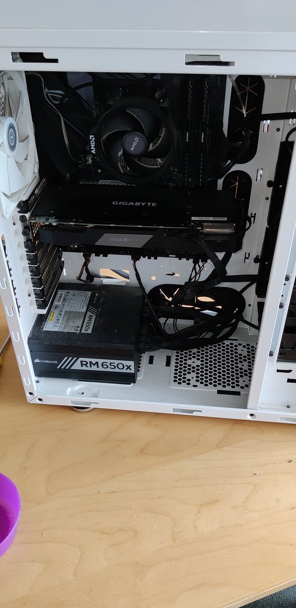 Etheldrion's tweet photo. Mijn pc even visueel geüpgrade :) Ja ik weet hij was vrij stoffig.

Volgende stap zijn sleeved cables, zit zelf te denken aan paarse kabels https://t.co/oldswRLqlQ