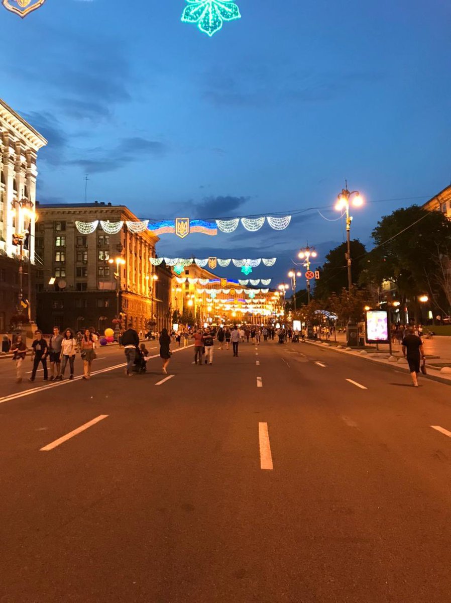 Ukrainear's tweet photo. شارع  Khreschatyk من الشوارع الحيوية في كييف اللي انصح بالسكن قريب منها
تحت هالتغريدة ابحط بعض الاماكن في كييف وياليت اللي زار اوكرانيا 🇺🇦 يعطين�� معلومات عنها https://t.co/Orb1XU1vW6