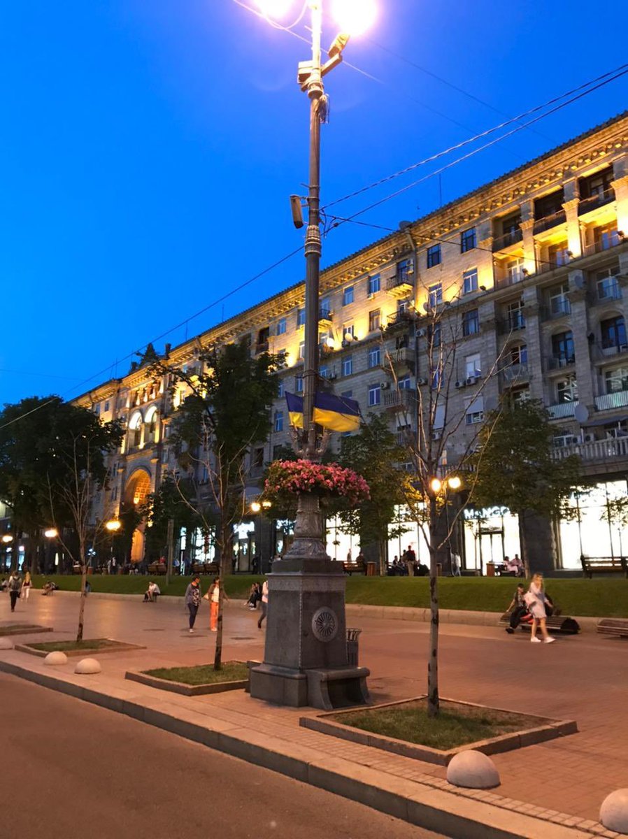 Ukrainear's tweet photo. شارع  Khreschatyk من الشوارع الحيوية في كييف اللي انصح بالسكن قريب منها
تحت هالتغريدة ابحط بعض الاماكن في كييف وياليت اللي زار اوكرانيا 🇺🇦 يعطين�� معلومات عنها https://t.co/Orb1XU1vW6