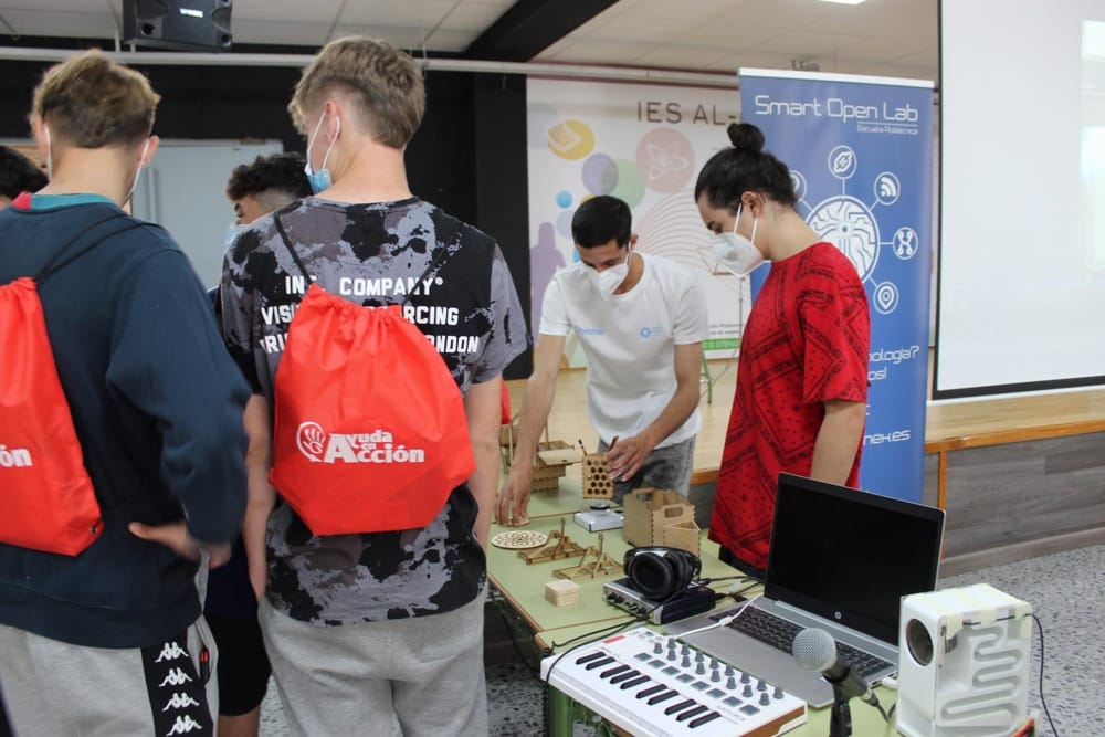 ¡Todo un éxito #AlqaLab Camp 1.0! 🚀 Más de 370 adolescentes del <a href="/alqazeres/">IES Al-Qázeres</a> participaron en la jornada #STEAM de <a href="/ayudaenaccion/">Ayuda en Acción</a>. Tecnología, sociedad, educación e igualdad en un mismo lugar. Gracias por ayudarnos a hacerlo realidad <a href="/iberdrola/">Iberdrola</a>
 y <a href="/FProbitas/">Fundación Probitas</a> ayudaenaccion.org/ong/actualidad…