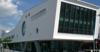 Die Weiterstädter Stadtbücherei blickt in diesen Tagen auf zehn Jahre im Medienschiff am Marktplatz zurück. Im Jahre 2005 hatte die Stadtverordnetenversammlung das Neubauprojekt beschlossen. Mehr Infos: ow.ly/tzuo50F2JSE