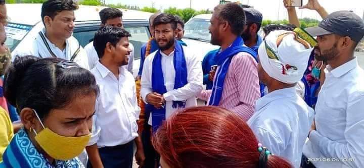 MohitdasDhanuk's tweet photo. औरैया जिले के दौरे पर निकलते समय कानपुर देहात के सिकंदरा की समस्त टीम ने प्रदेश संगठन सचिव माननीय @AniketDhanuk_  जी का जोरदार स्वागत किया https://t.co/VddIvKAcvW