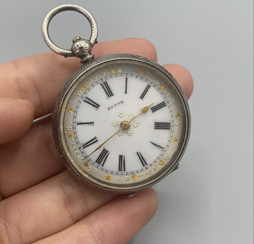 FeatonbysNE's tweet photo. Take a look at some of the vintage jewellery items we have sold in yesterdays live auction! Over live auctions are ever Thursday at 10am, make time and don’t miss out.

Go to our website for more details-https://t.co/xxMAFjLboW

#takealook #SOLD #auctionitems https://t.co/lCZIK4rfaj