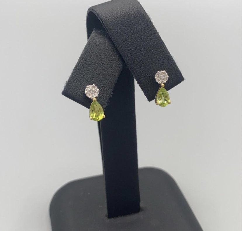FeatonbysNE's tweet photo. Take a look at some of the vintage jewellery items we have sold in yesterdays live auction! Over live auctions are ever Thursday at 10am, make time and don’t miss out.

Go to our website for more details-https://t.co/xxMAFjLboW

#takealook #SOLD #auctionitems https://t.co/lCZIK4rfaj