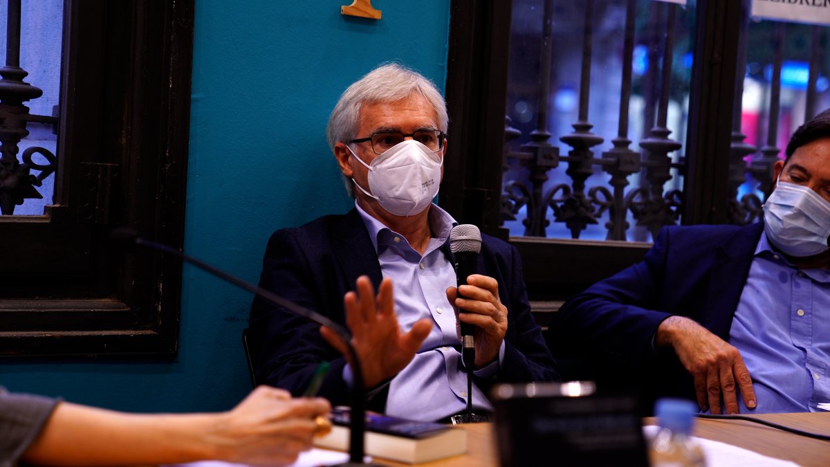 Catedra_Ed's tweet photo. ¡Mil gracias a todos los que os pasasteis por la presentación de "Darwin en el desván" el pasado martes en @LibreriaALIBRI! https://t.co/5jnVODsNJp