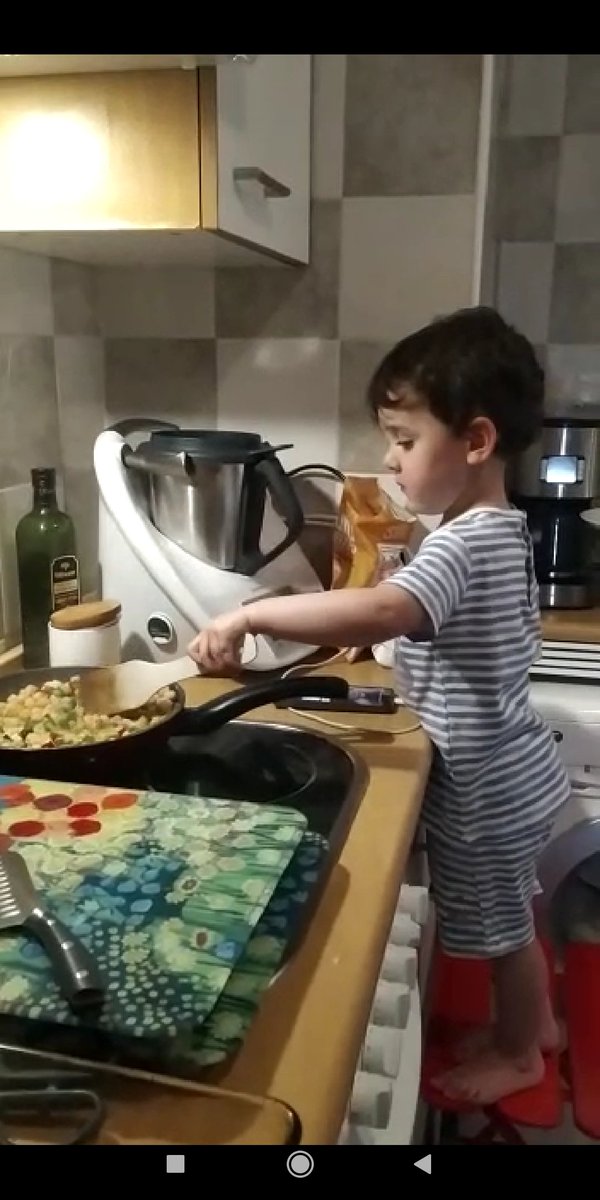 Prepárate <a href="/albertochicote/">Alberto Chicote</a> haciendo cocina de resistencia con 3 años