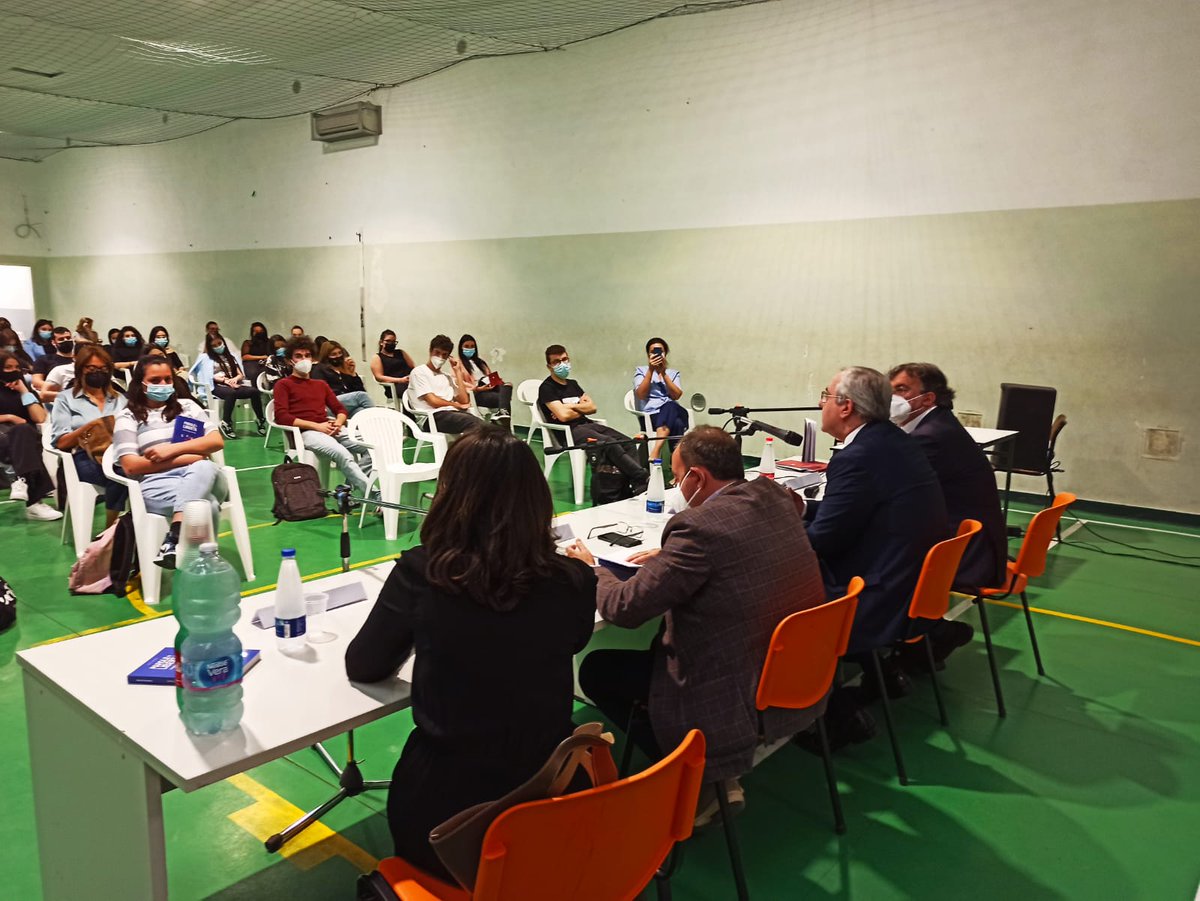 Incontro con gli studenti del "G.L Bernini" di Napoli intorno al libro "Parole di libertà. Percorsi di educazione civica" del Dott. Nicola Graziano. Scopritelo su rogiosi.it