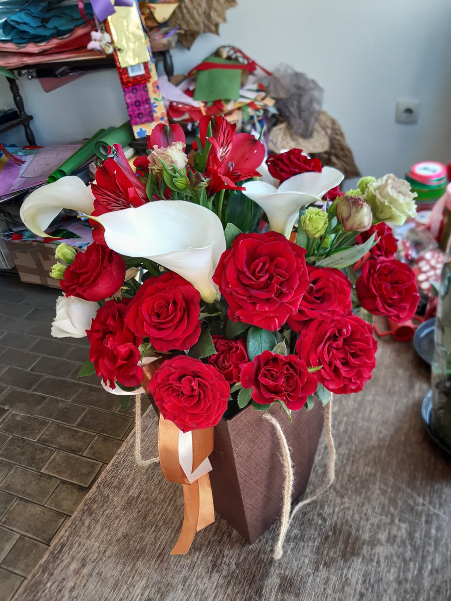 zare_entuzijast's tweet photo. #bigflowerbox #brownflowerbox #boxwithhandels #lizianthus #astromeria #roses #callas #purplelizianthus #redastromeria #redroses #whiteroses #whitecallas #decoration #ribbons #creamribbons #brownribbons 🎁🌺🏵️💮🌹🍃🍂🍁🌾🎀 https://t.co/pJK7TGkykn
