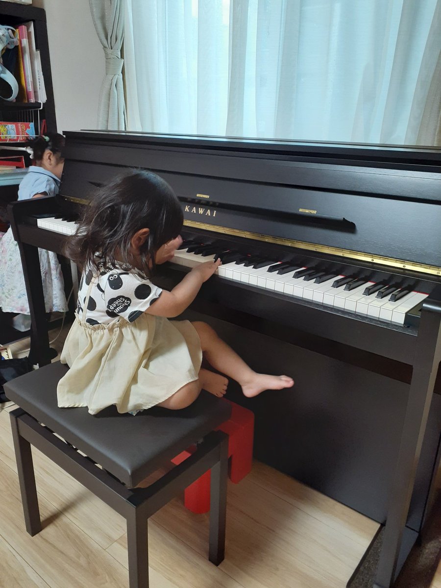 chitter_nakachi's tweet photo. やっと届きました!今の電子ピアノはすごいねー。良い音です。二人ともたくさん弾いてね!私は笑っちゃうくらい弾けなくなっているので、こっそり猛特訓します😤 #KAWAI #CA99 #5歳児 #2歳児 https://t.co/YmkrZX1pfD