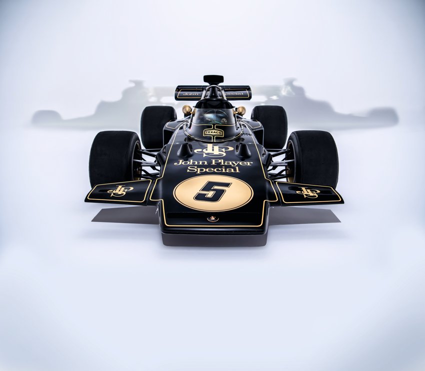 Het meest succesvolle exemplaar van de Lotus 72 is chassisnummer 7, de auto waarmee Emerson Fittipaldi in '72 en ’73 F1 reed. Na een in nevelen gehuld bestaan is de 72/7 eindelijk weer boven water. Lees het verhaal in het nieuwste nummer van Octane, op 18 juni in de winkels.
