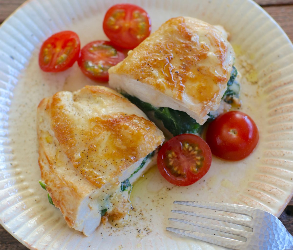 ぐっち夫婦 料理家 ヘルシー鶏むねがめっちゃおしゃれに食べられる ほうれん草 チーズ 幸せ チキンのほうれん草チーズ挟み焼き 開いた鶏むねにゆでたほうれん草 塩こしょう ほうれん草 ピザ用チーズ フライパンでオイル にんにくを