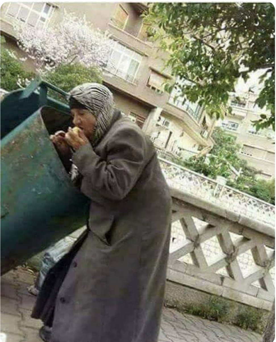 Bugün sosyal medyada gördüm...

Hiç olabilmek...

"Kainatta ilk işlenen günah kibirdir...
Yolda karton toplayanla ,çöpten yemek yiyen insanlarla eşitiz. 
Kimse kendini bir halt sanmasın..."
