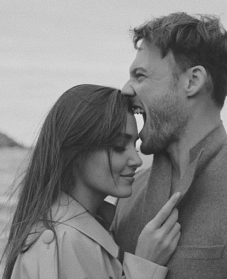 SenCalKapimiBr's tweet photo. 📸 | Hande via Instagram post  

“Fique perto de pessoas que parecem o sol. Feliz aniversário para a parte mais engraçada da minha vida. Que sorte por ter você. 🤍🤟” 

• #SenÇalKapımı • #HandeErçel • 
    • #KeremBürsin • #EdSer • https://t.co/4RW4BrcNxQ